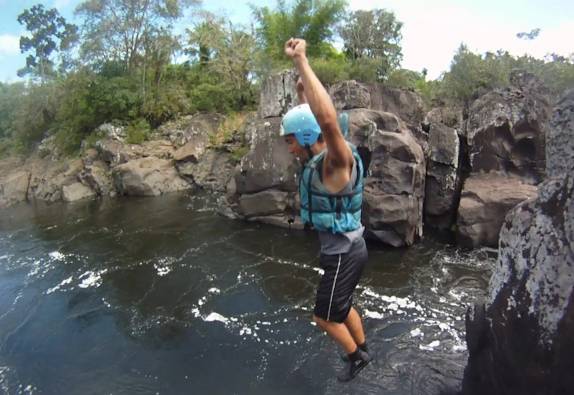 Salto no canyon durante o rafting no Rio de Contas, em Taboquinha, região de Itacaré - BA